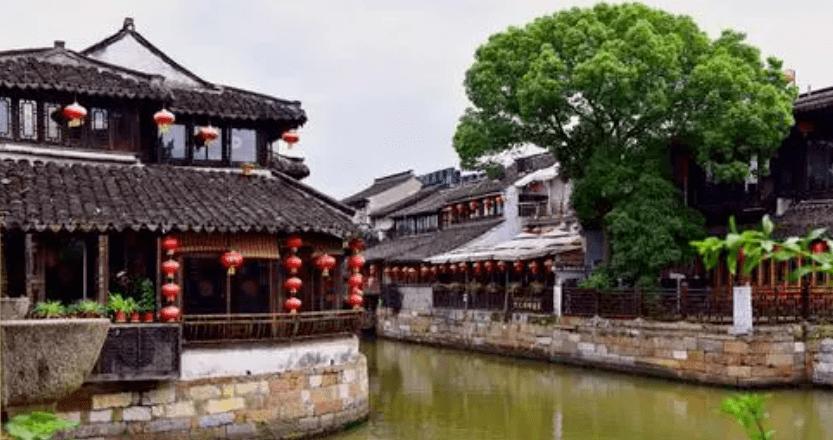 名创优品创始人叶国富获选中国经济新闻人物（2023-2024），宁高宁、张维迎为其颁奖